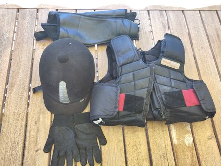 Équipement d'équitation enfant: casque, gilet, gants...