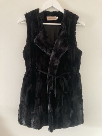 Warme, schwarze Kunstfellweste von Appletree Boutique.