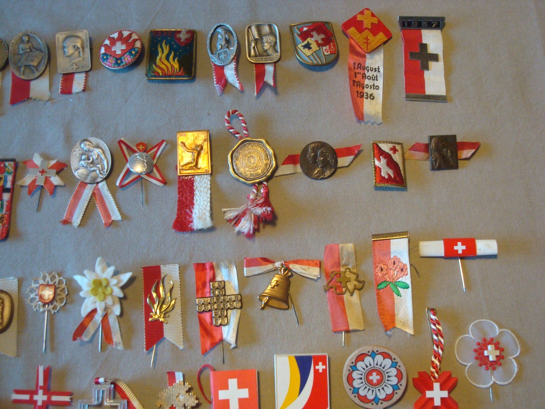 Plaketten & Abzeichen: Abzeichen 1. August 1923 bis 2025 Ganze Sammlung – Gebraucht aus Riehen von Baerewaegli 2