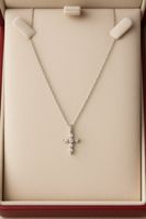 Petite croix en or blanc 18 carats sertie de diamants (0,19)