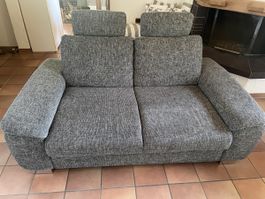 2-Sitzer Sofa grau mit verstellbaren Rücklehnen & Kopfstütze