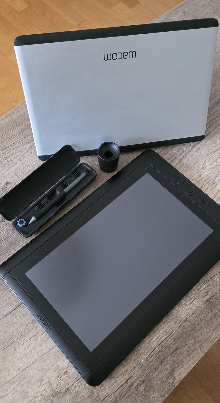 Wacom Tablet PC: Wacom Cintiq 13HD Creative Pen & Touch Display – Gebraucht aus Zürich von Ferrarista62