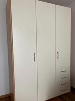 Grosser Kleiderschrank, viel Stauraum