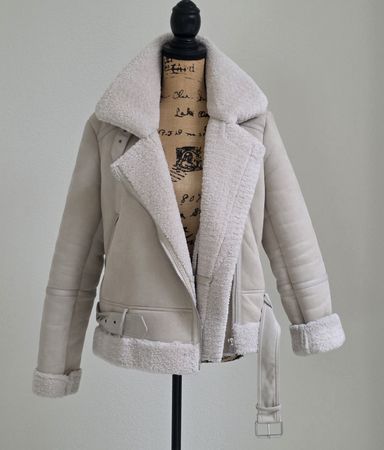 Stradivarius Jacke beige mit Lammfelloptik Grösse M