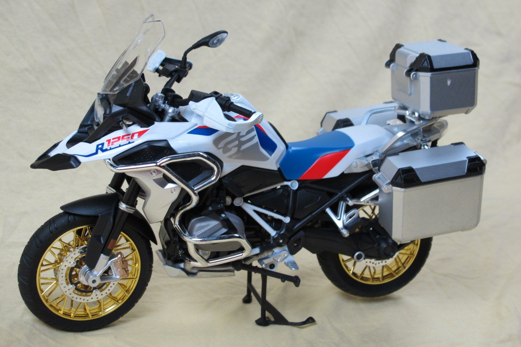 BMW Modellini d'auto: BMW R1250GS mit Köffer 1:9 Modell – Usato da Escholzmatt venduto da Rebikeling6182Ematt