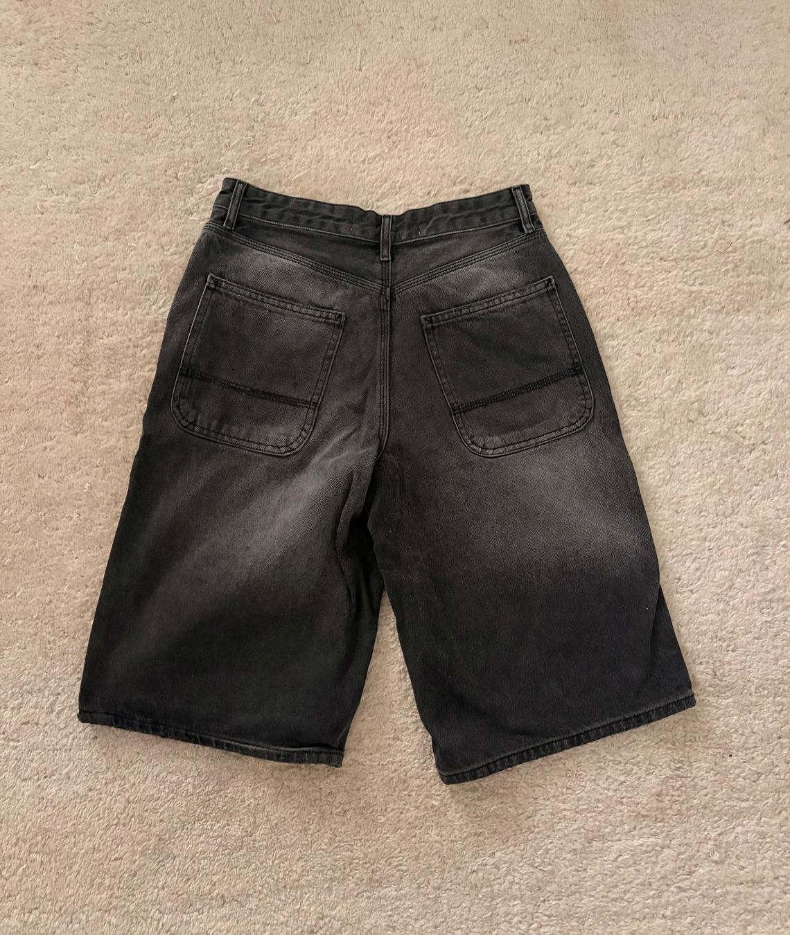 Bershka Pantaloni: Jort Bershka Noir – Usato da Nidau venduto da smarties88 1