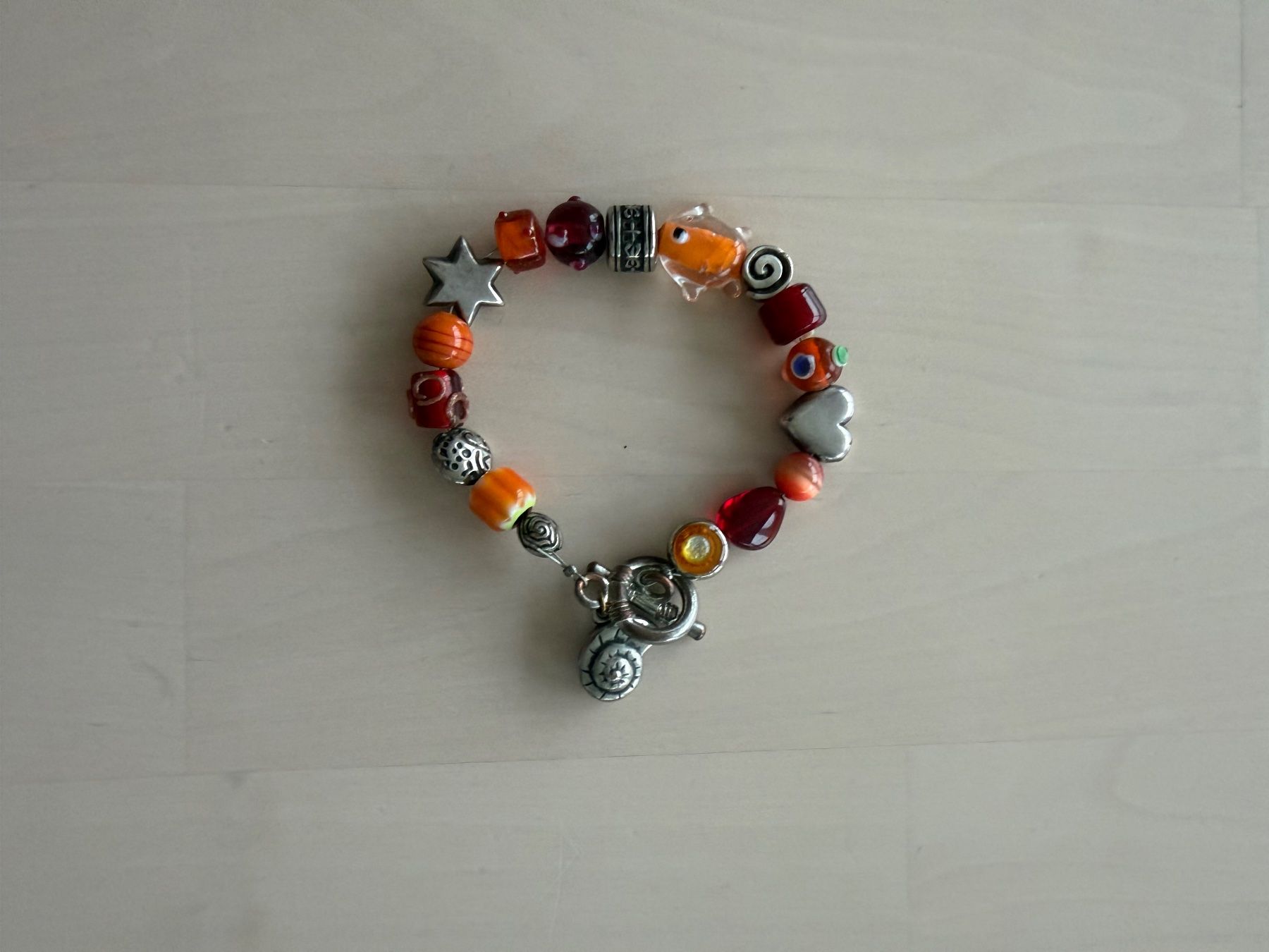 Bracciali & Braccialetti: Armband mit Glasperlen und Anhängern – Usato da Glattpark(Opfikon) venduto da infinite_bags101