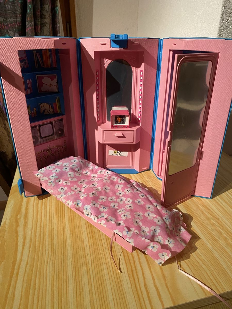 Barbie Case e mobili per bambole: Barbie Schlafzimmer – Usato da Safenwil venduto da Fairtrade2012