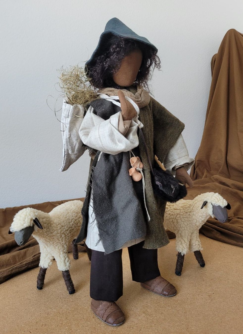 Statuette: Schwarzenberger Krippenfiguren Hirt 55cm mit 2 Schafen – Nuovo (secondo la descrizione) da Abtwil SG venduto da Roebi250