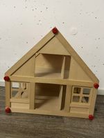 Puppenhaus Holz mit roten Akzenten gut erhalten