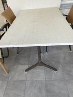 Gartentisch mit echten Horgen-Glarus Füssen und Holzplatte