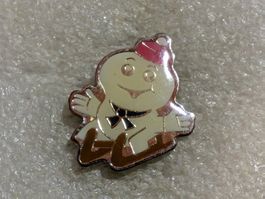 Ansteckpin 3: Maga Bio