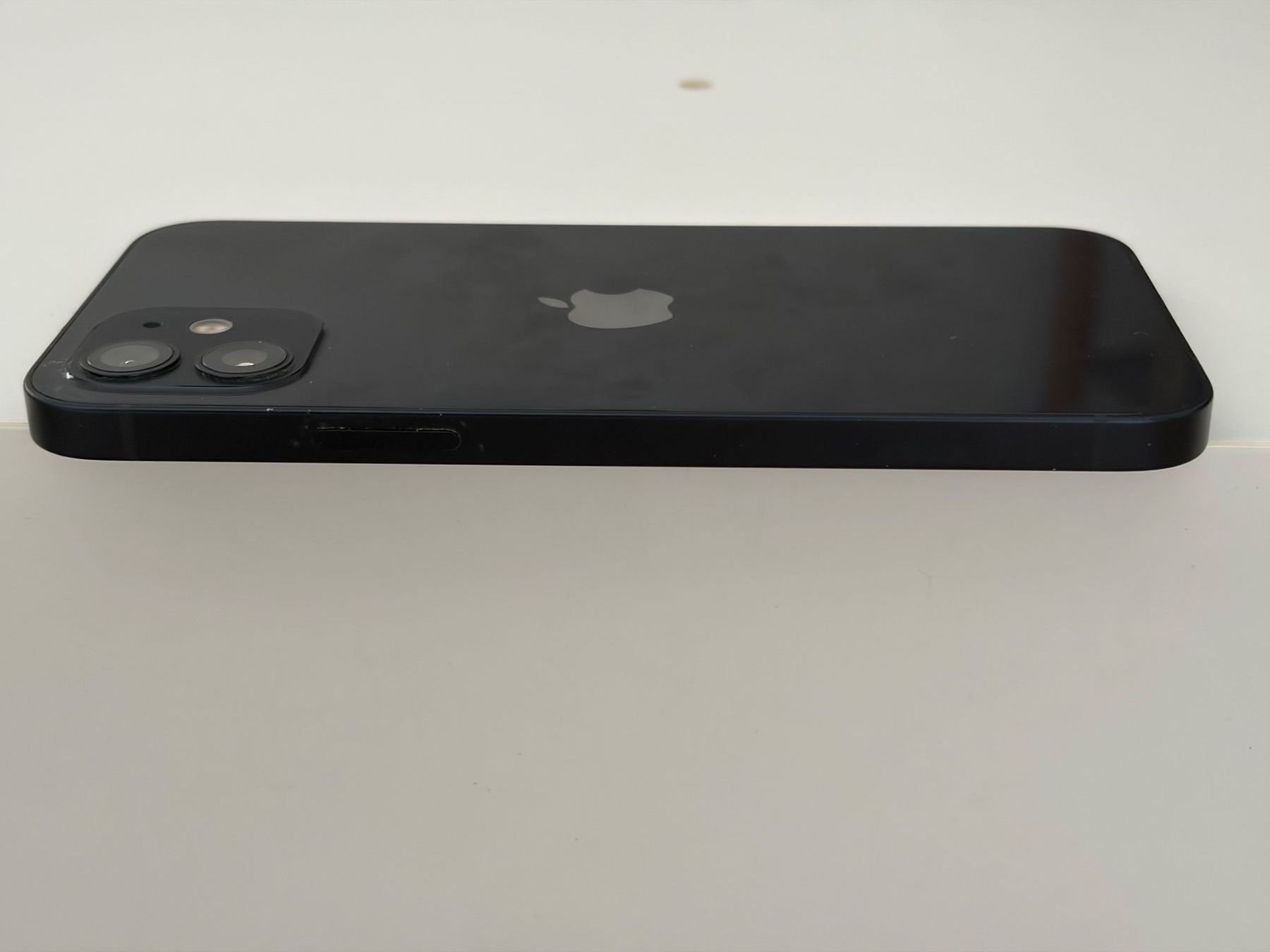 Apple Portables: iPhone 12 128 GB schwarz mit Carbon Case – D'occasion à Stäfa par riccardinho 3