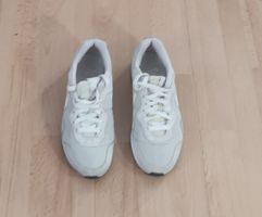 Baskets Nike Venture Runner beige taille 39 