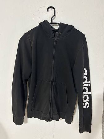 Schwarzes Adidas-Jäckchen