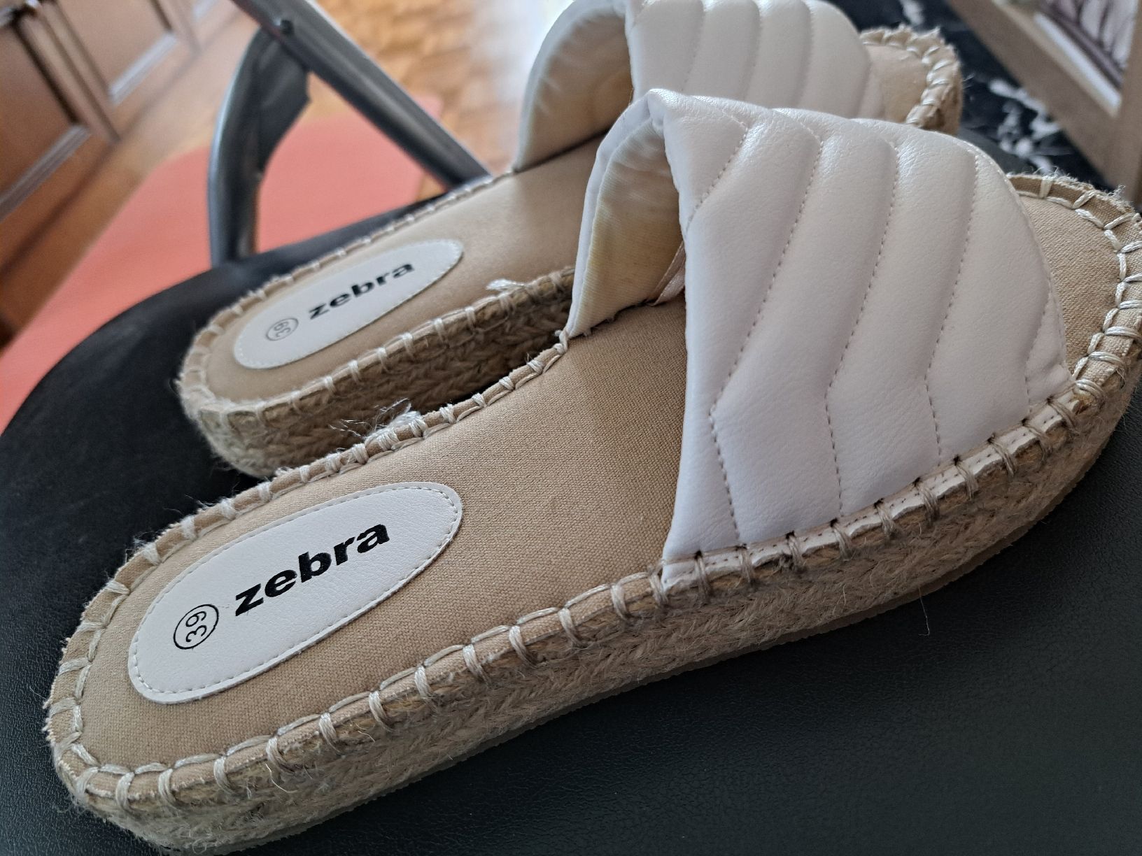 Zebra Damenschuhe: Schlappen weiss Gr.39 – Gebraucht aus Bellach von TORA4 5