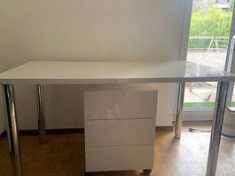 bureau laqué blanc et caisson à roulettes 3 tiroirs