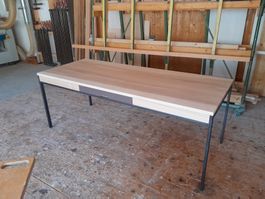 Tisch mit Schublade