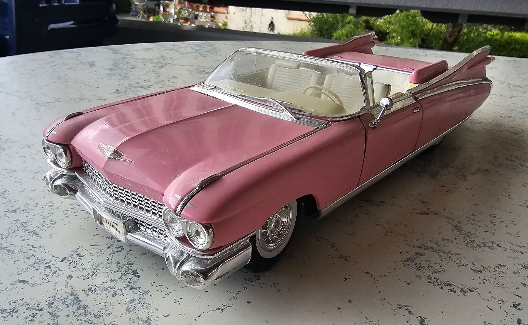 Cadillac Modellini d'auto: Cadillac Modell 1/18 Majsto rosa – Usato da Wädenswil venduto da task42