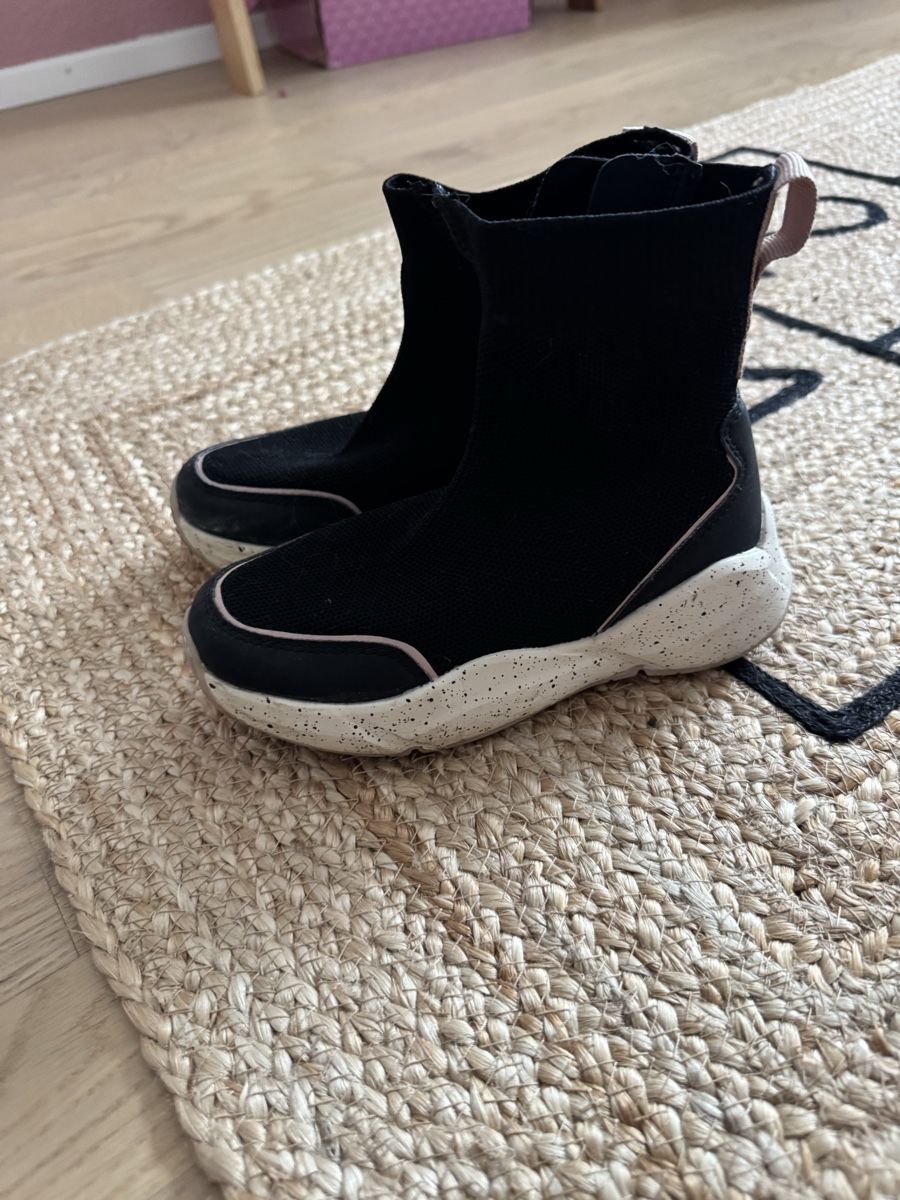 Scarpe per ragazze: Turnschuh gr 29 – Usato da Lufingen venduto da FilipaPCD 1