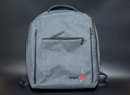 REGA Rucksack mit Gebrauchsspuren, stellenweise defekt