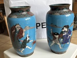 Deux.  Vase cloisonné japonais de l'époque Meiji, décor