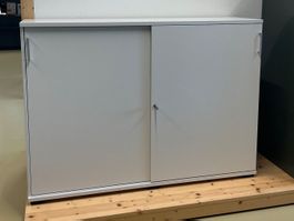 Kommode mit Schiebetüren abschliessbar