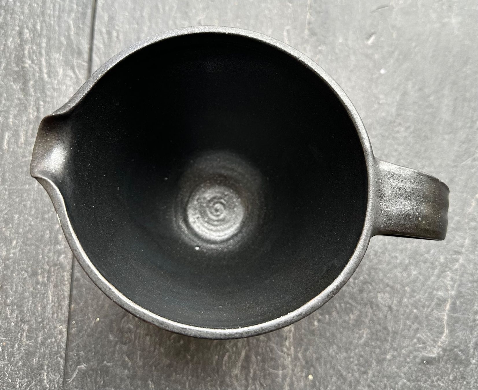 Caraffe: Keramikkrug schwarz mit weissem Schweif – Usato da Luzern venduto da Mamutpe 1