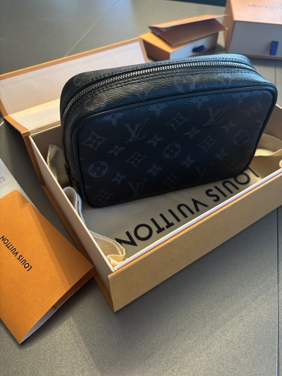 Louis Vuitton Taschen: Louis Vuitton Dopp Kit Toiletry Bag - Like New, Authentic – Neu (gemäss Beschreibung) aus Meilen von Jazzey_Official