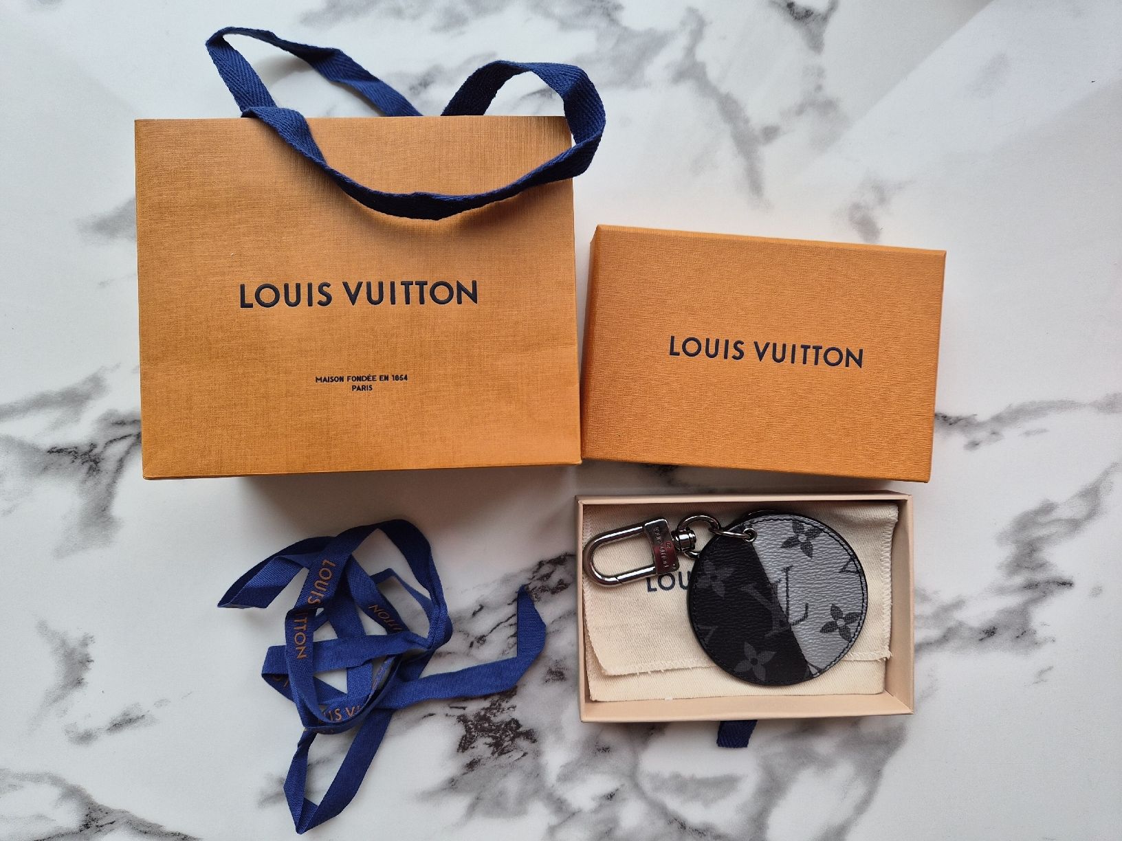 Louis Vuitton Schlüsselanhänger & - bänder: Louis Vuitton Monogram Round Keychain new! – Neu und originalverpackt aus Immensee von jan_9rzs