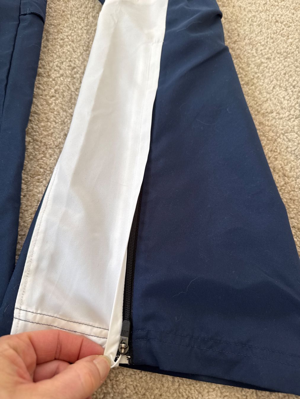 Adidas Pantaloni: Adidas Trainingshose, Grösse S – Nuovo e nell'imballaggio originale da Oberweningen venduto da Ardnas89 1
