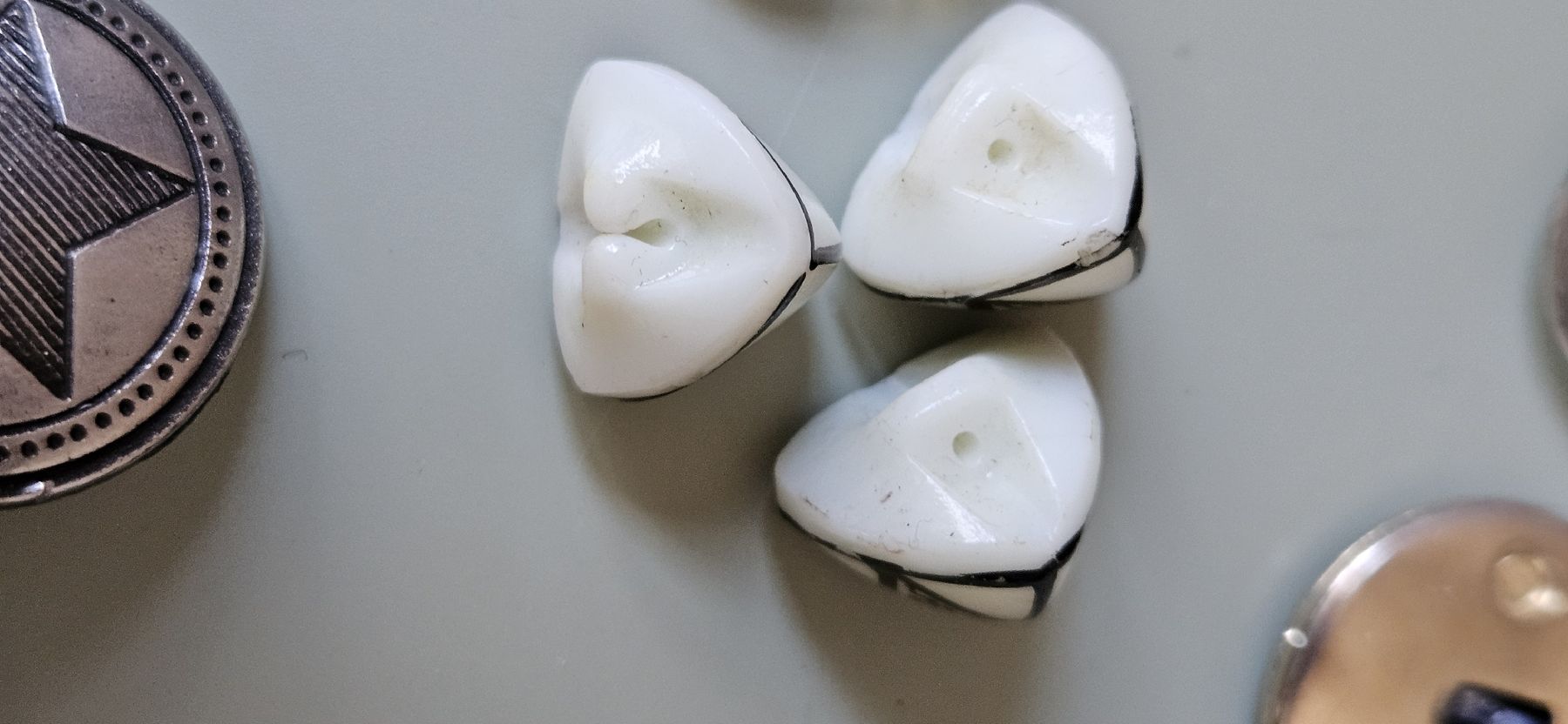 Bottoni: lot 24 boutons divers – Usato da Carouge GE venduto da Lea000 8