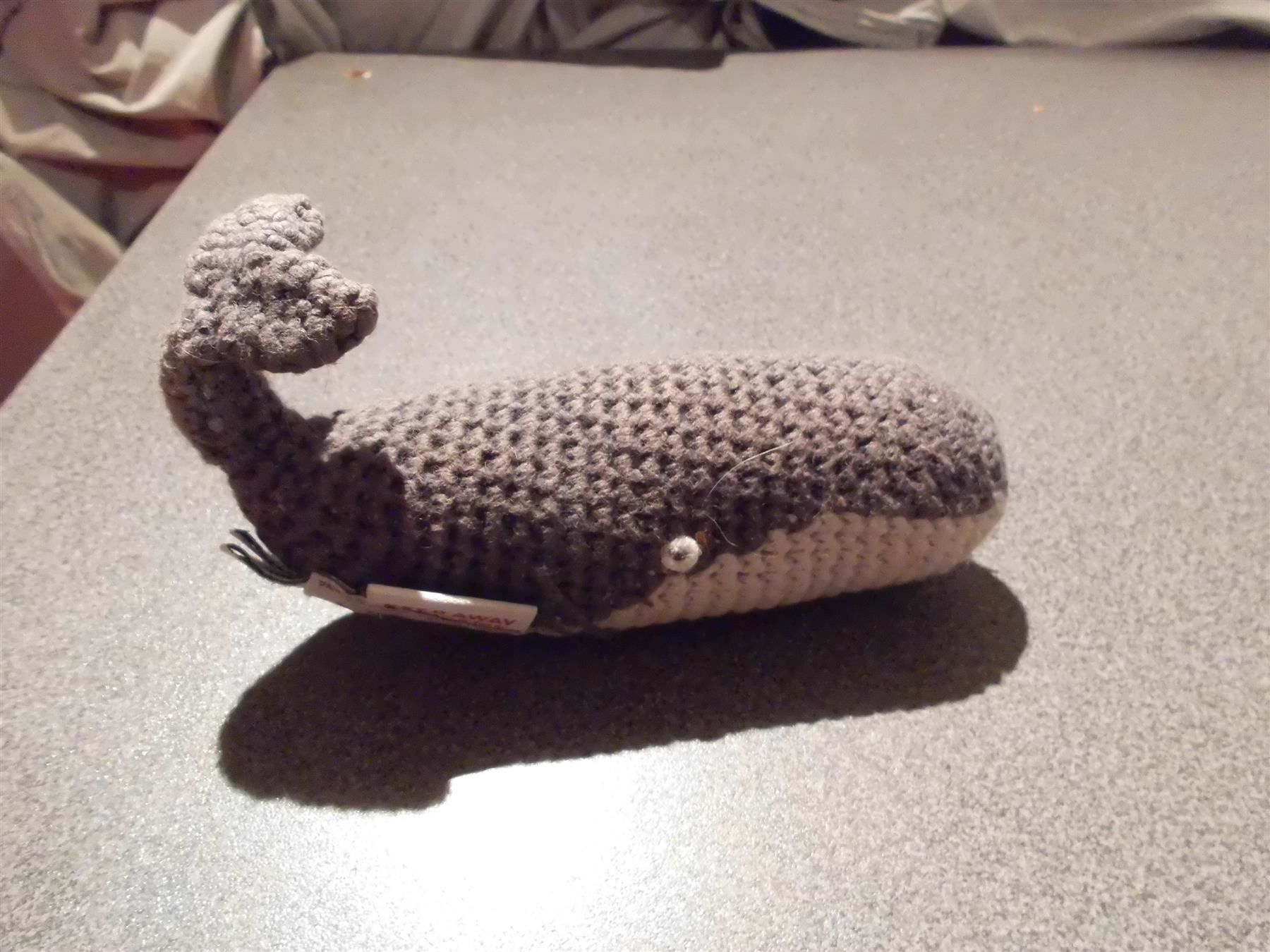 Jouets: Walfisch grau Töne, gestrickt – D'occasion à Zürich par abraxas1291 1