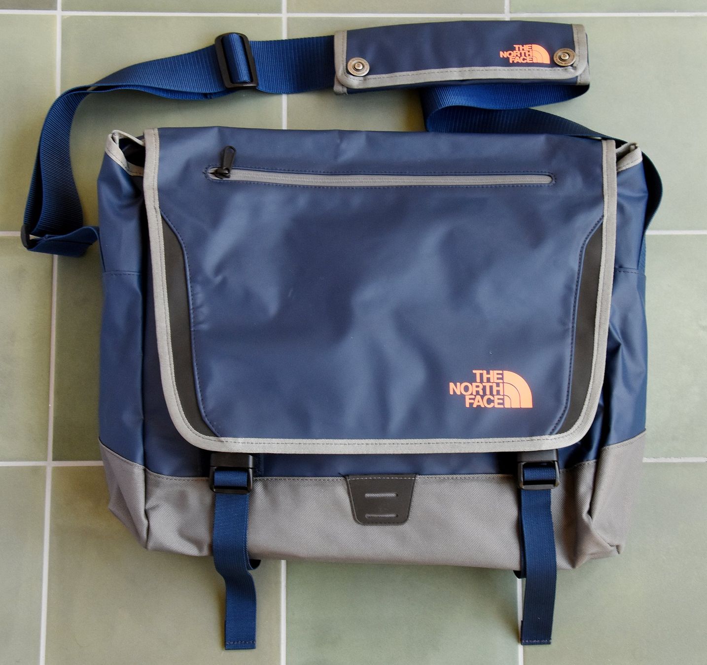 North Face Borse: North Face Base Camp Messenger Bag – Usato da Bern venduto da Mydogonline