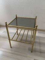 Goldener Beistelltisch mit Glasplatte