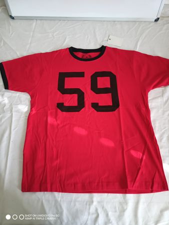 Rotes T-Shirt im College-Stil, Grösse SG, Neu mit Etikett