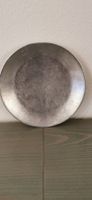 EIN PREIS: 2 DEKORTELLER ANTIKSILBER-KERAMIK 25 CM