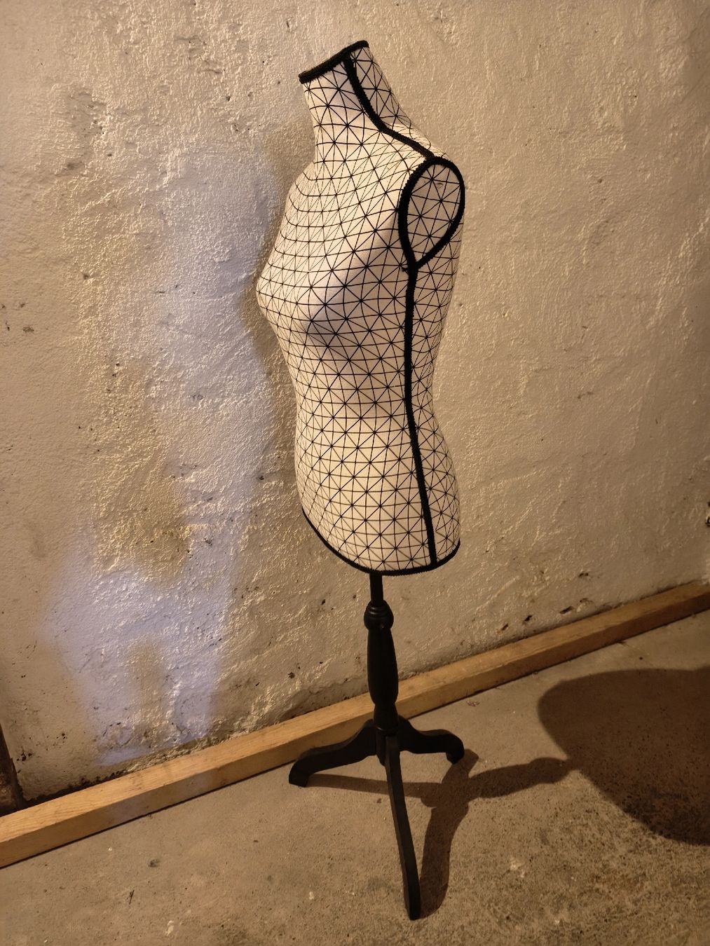 Puppen: Büste / Schneiderpuppe mit geometrischem Muster – Gebraucht aus Münchenbuchsee von v.gl 1