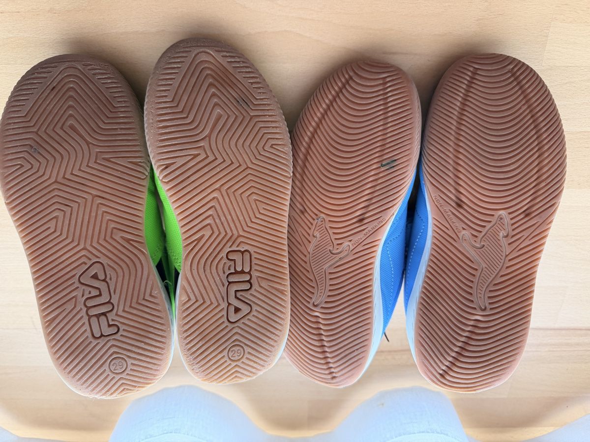 Scarpe per ragazzi: Zwei Paar Hallenturnschuhe Grösse 29 – Usato da Inwil venduto da adriana231 1