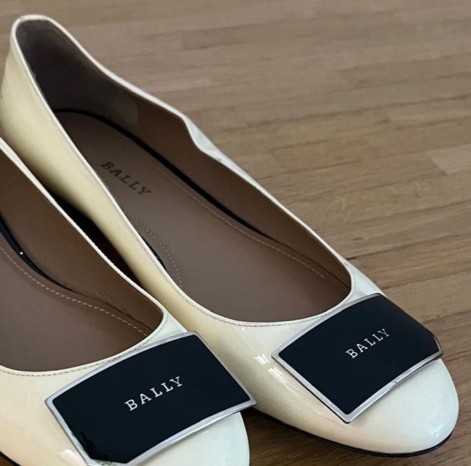 Bally Scarpe da donna: Bally Ballerinas Gr. 38 Lackleder Creme – Usato da Jona venduto da admirvukovic