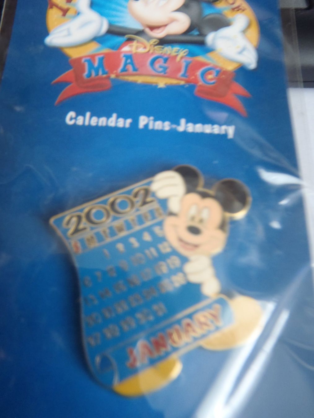 Disney Placchette & Badge: Disney Mickey Mouse Pin Januar 2002 - Selten & Original! – Nuovo e nell'imballaggio originale da Diegten venduto da marcel3891 1