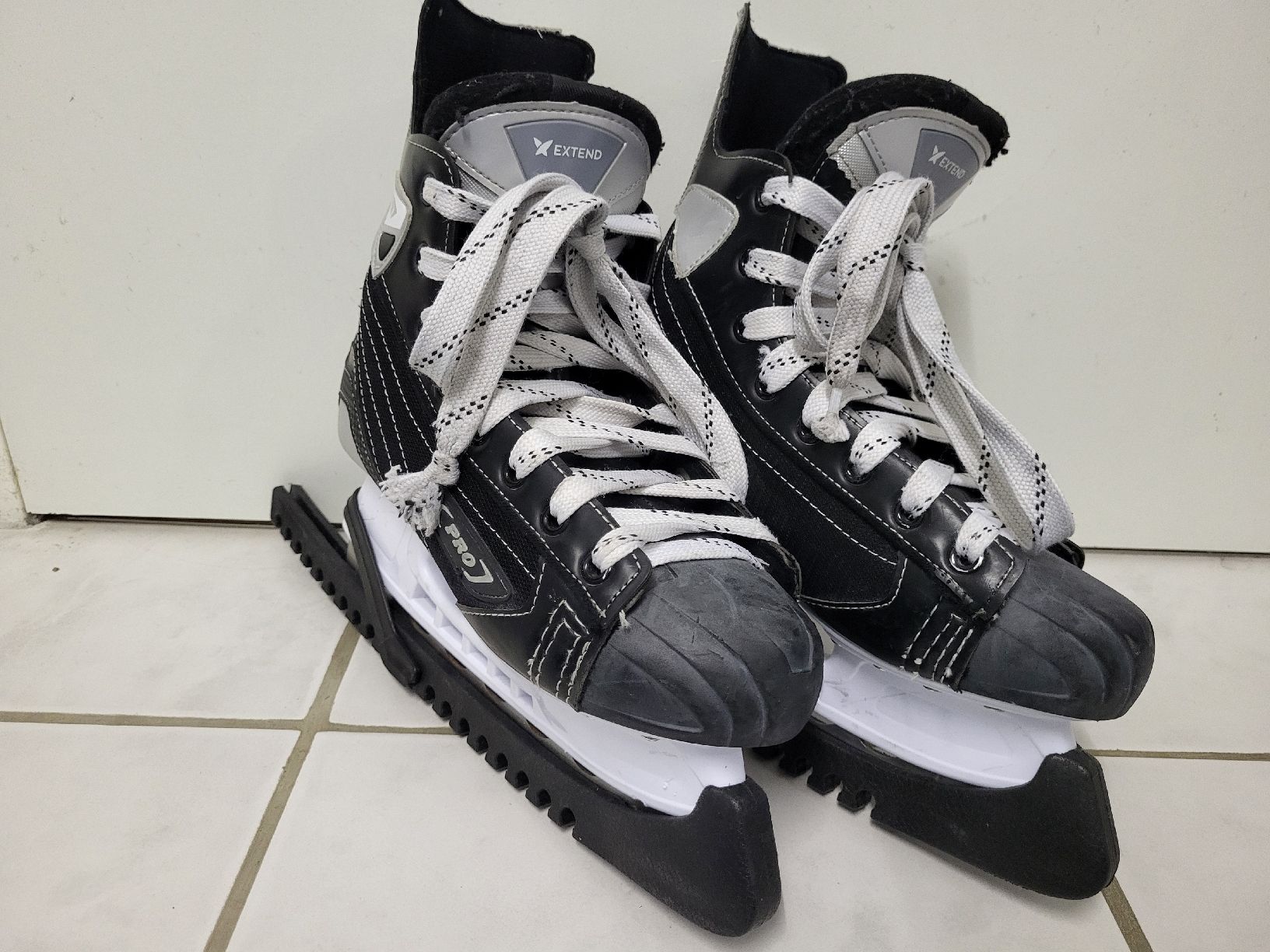 Pattini da ghiaccio: Eishockeyschuhe mit Schoner – Usato da Horgen venduto da Catch22 1