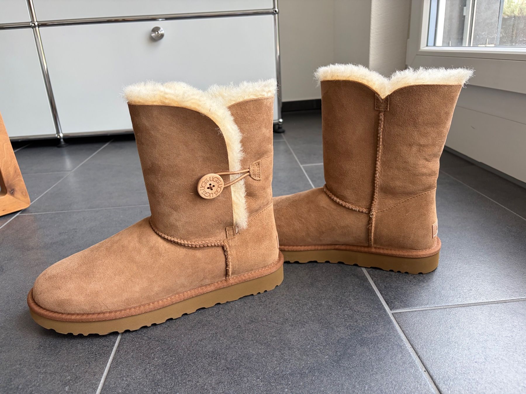 Ugg Damenschuhe: UGG Bailey Button Stiefel braun Grösse 42 Neu – Neu und originalverpackt aus Wilen b. Wollerau von rosmarin13 1
