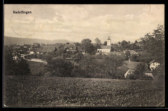 Cartes postales: AK Radelfingen, Ortsansicht mit Kirche – D'occasion à Berlin par bartko-reher