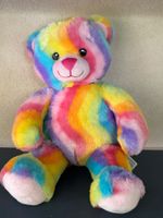 Ours en peluche multicouleur Build-a-Bear Hamleys, London.