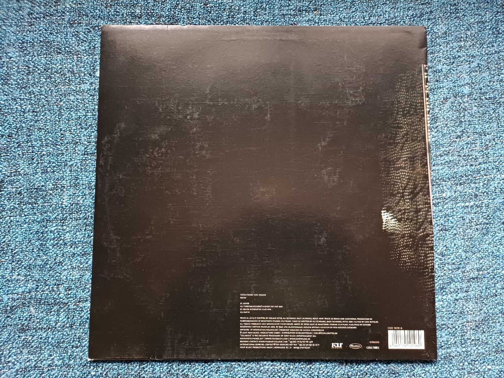 Dischi in vinile: Tiefschwarz feat. Oezlem "Never" 12" – Usato da Begnins venduto da Drastic-Sound 1