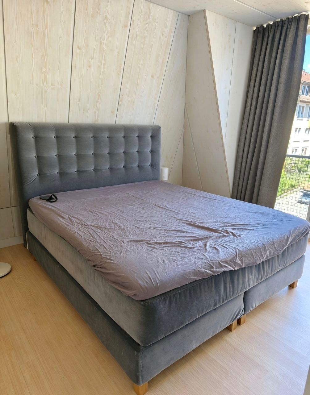 Ikea Betten: Graues Polster-Boxspringbett mit gesteppter Kopfstütze – Gebraucht aus Zürich von Skywalker_2023