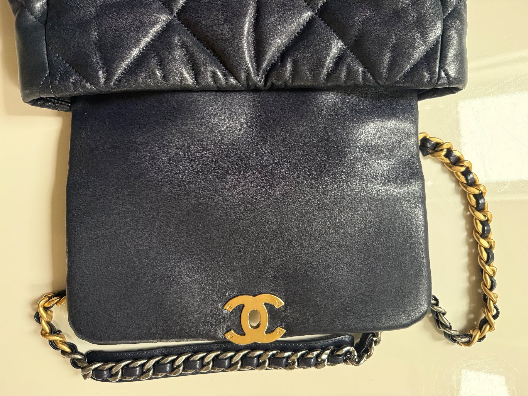 Chanel Borse da donna: Chanel 19 Dark Blue Medium – Usato da Kilchberg ZH venduto da rac_q8jf 4