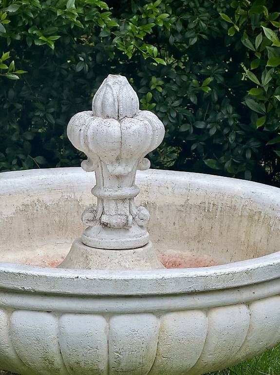 Teiche & Zierbrunnen: Schöner weissee Brunnen aus Stein – Gebraucht aus Wettingen von stingray13