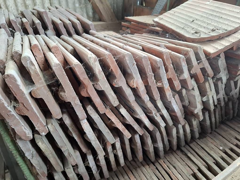 Unterstände: Tuiles  – Gebraucht aus Corcelles-près-Payerne von Guillaume9776 1